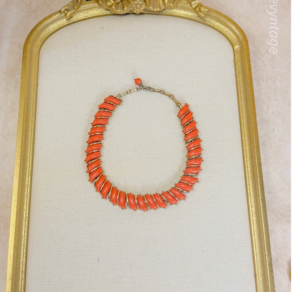 Trifari Coral Colored Necklace‎